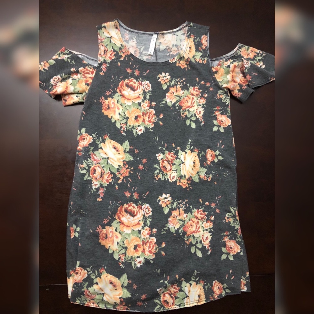 Floral - cold shoulder top!
